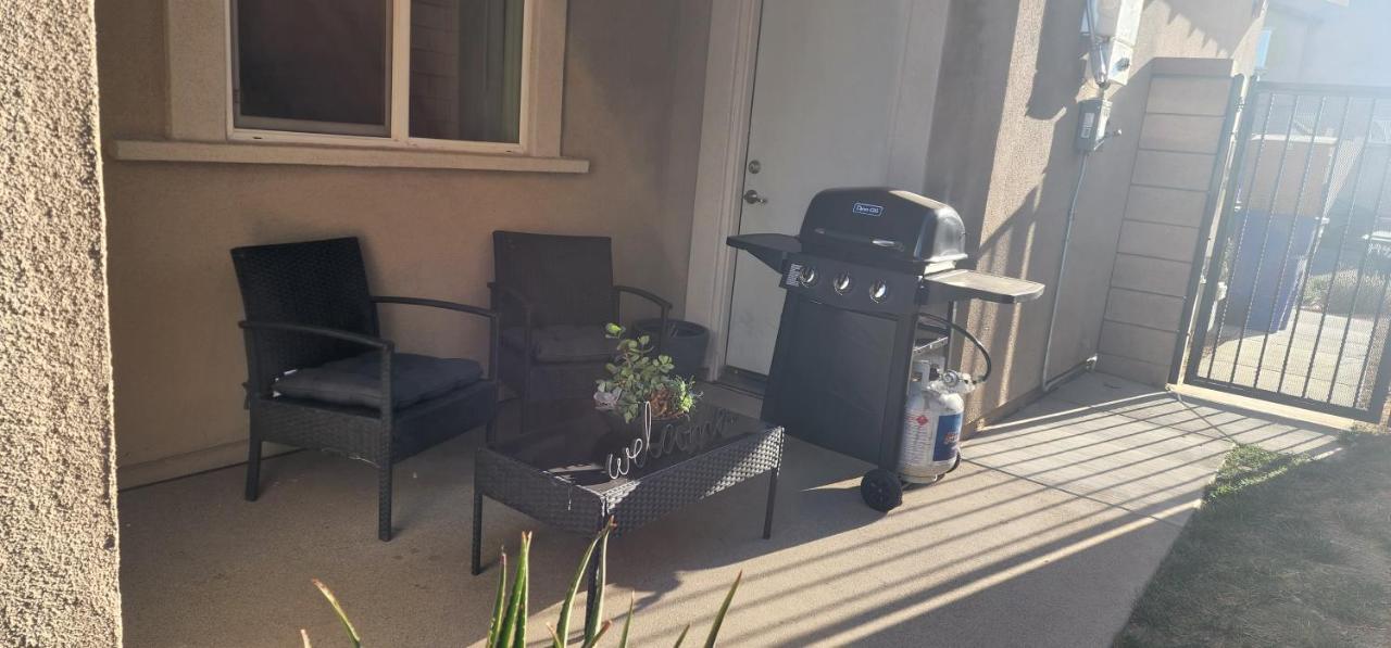 Private Lux Apartment In A New Community 폰타나 외부 사진